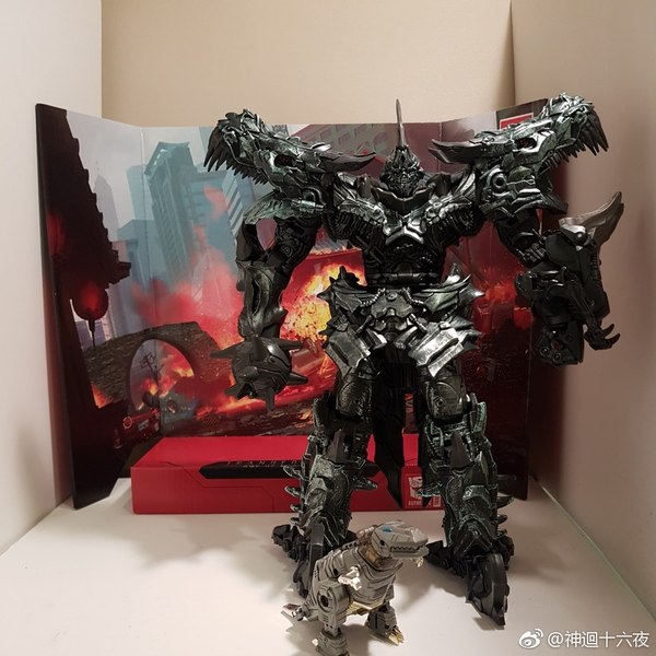 Studio Series Leader Class Grimlock In Hand Photos  18 (18 of 21)